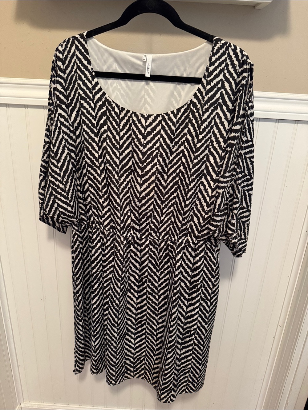 Studio Y Black & White Chevron Scoop Midi Dress